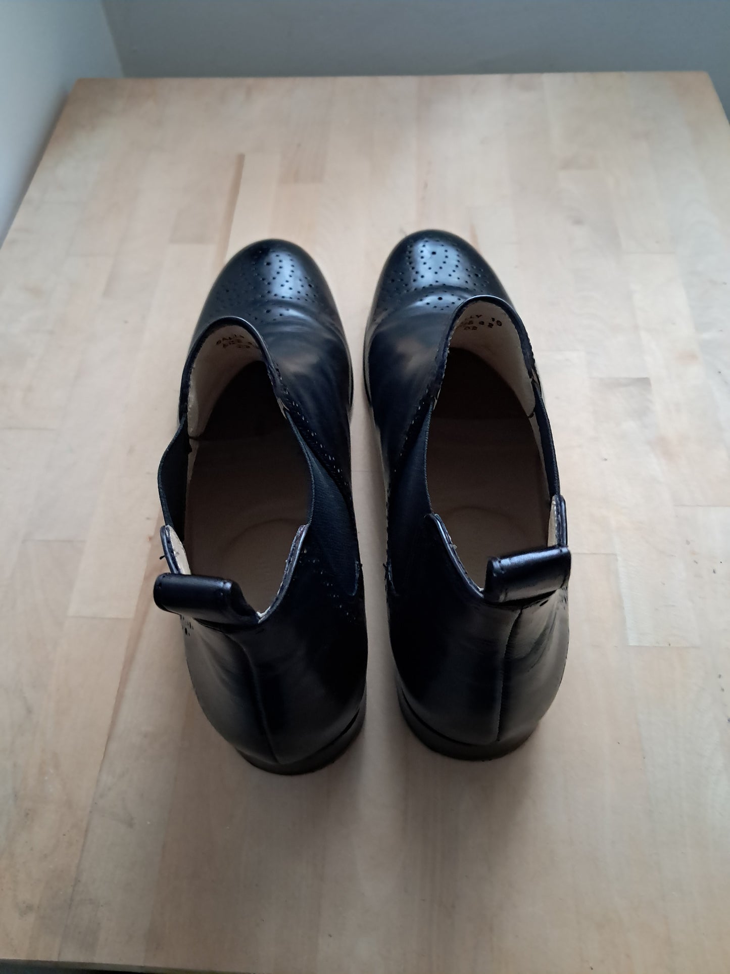 Une paire de bottines courte noire. P:42