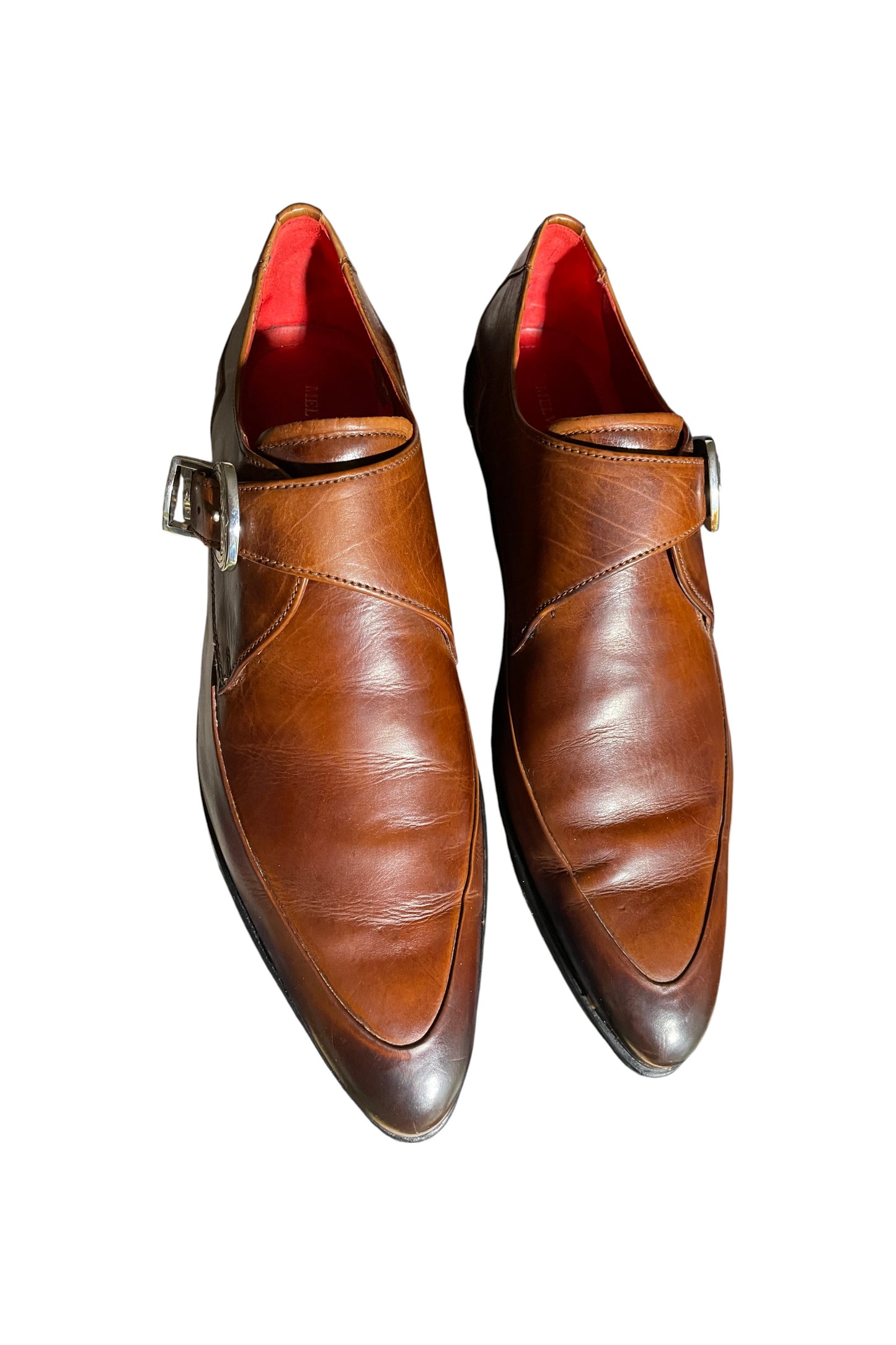 Chaussures en cuir élégantes avec boucle métallique.