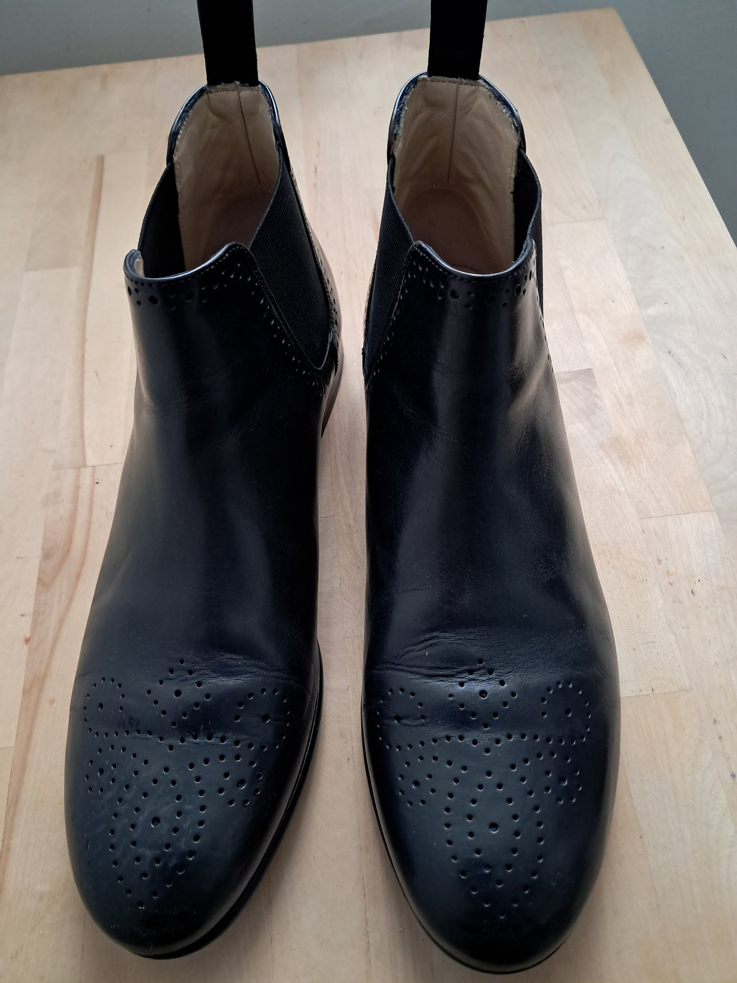 Une paire de bottines courte noire. P:42