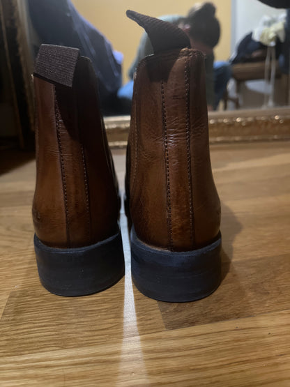 Selling brand new ankle boots (never worn) brown size 36