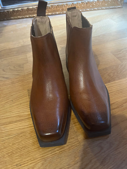 Selling brand new ankle boots (never worn) brown size 36