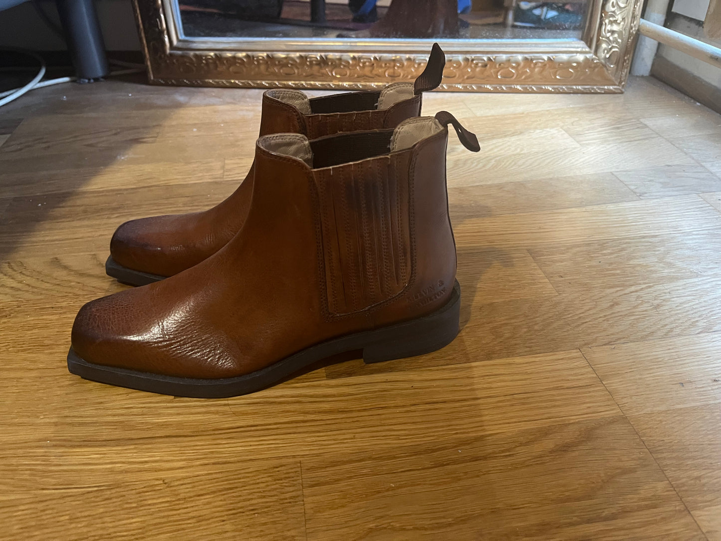 Selling brand new ankle boots (never worn) brown size 36