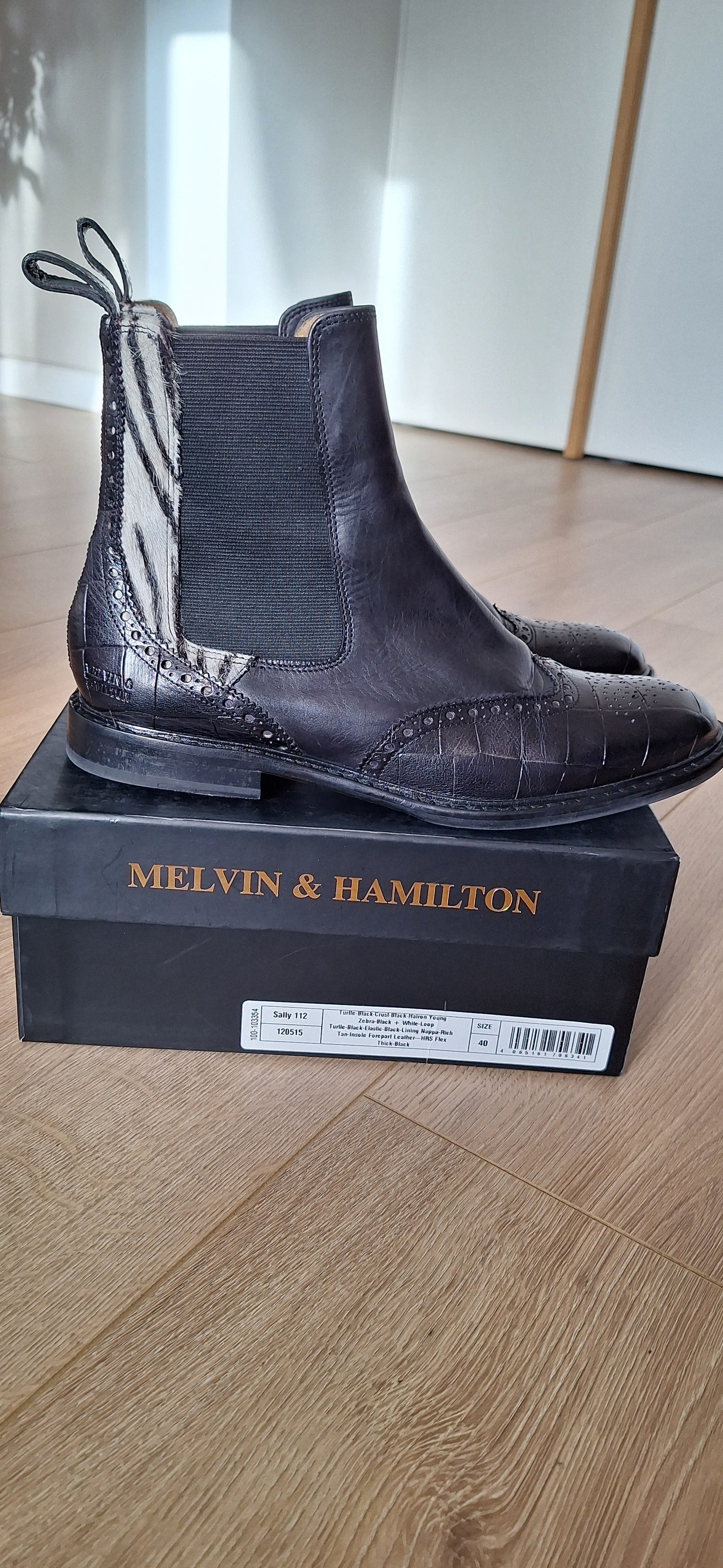 Schwarze Stiefeletten + Zebrapartie