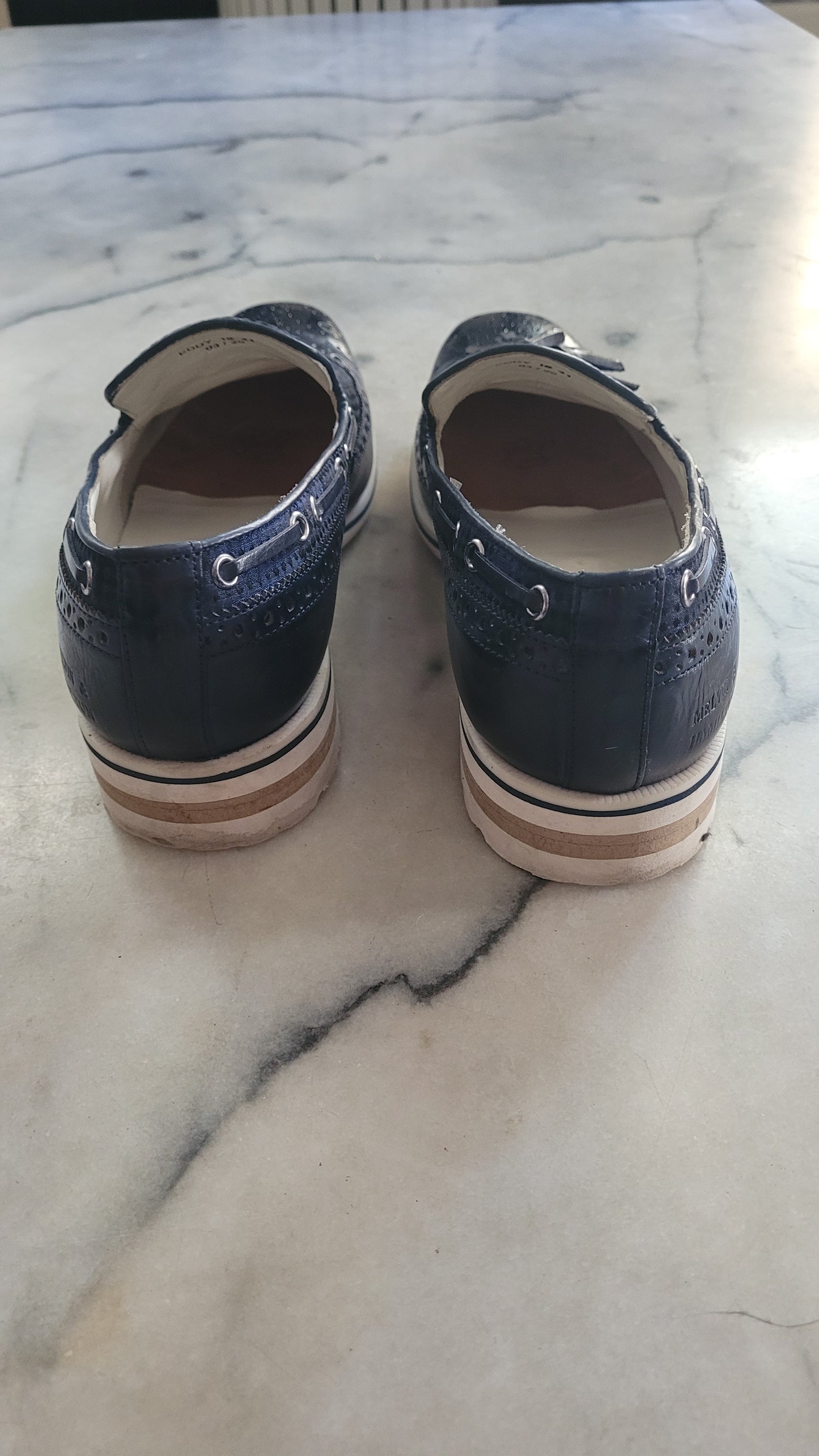 Marineblaue Schuhe mit Pompons