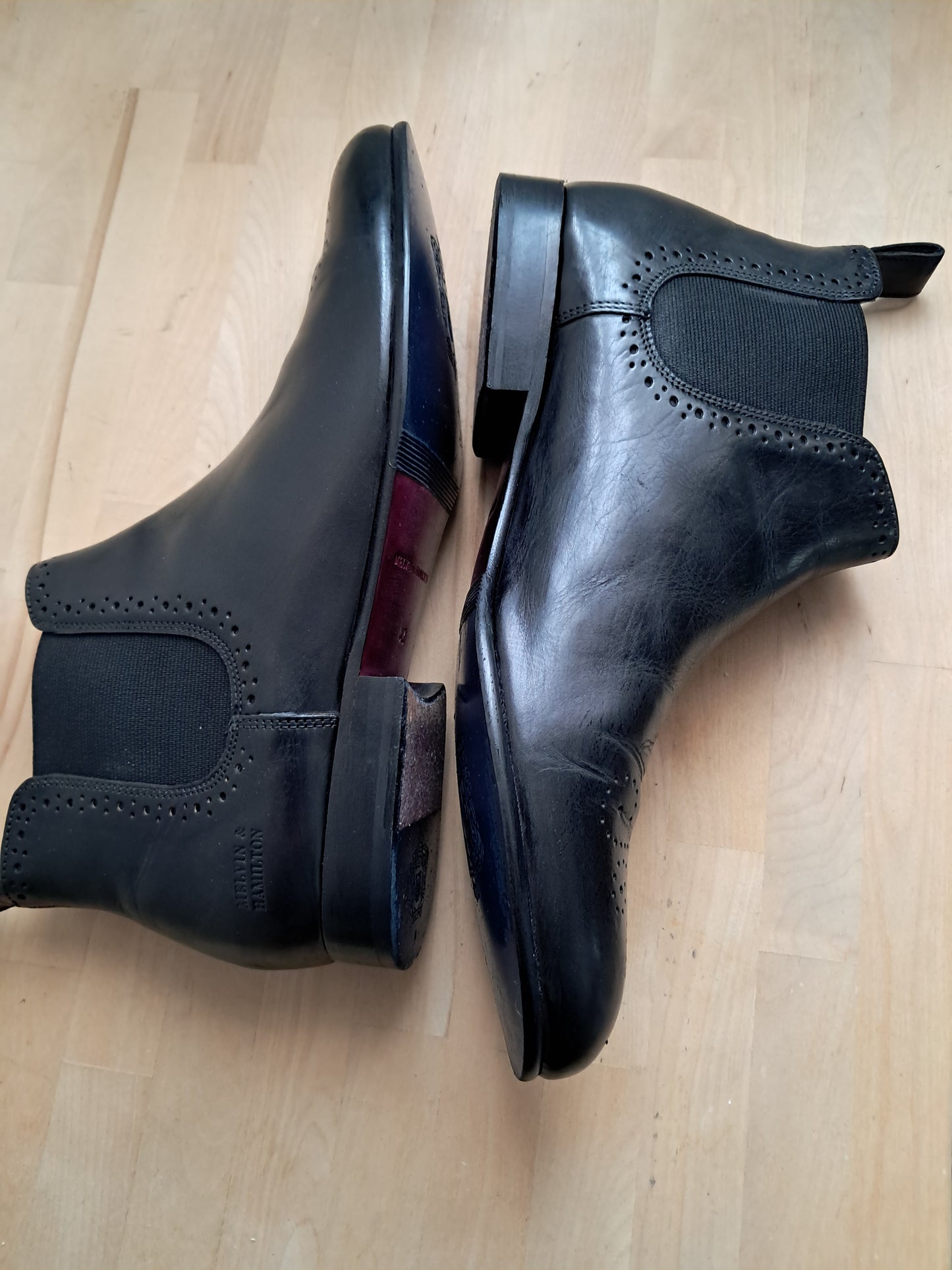 Une paire de bottines courte noire. P:42