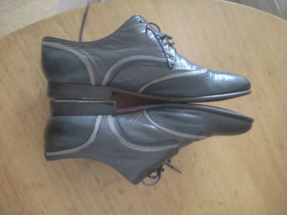 Bleu-gris chaussures à lacets, bien conservées, je ne peux malheureusement plus les porter car elles sont maintenant trop étroites ...... je ne peux malheureusement plus les porter,