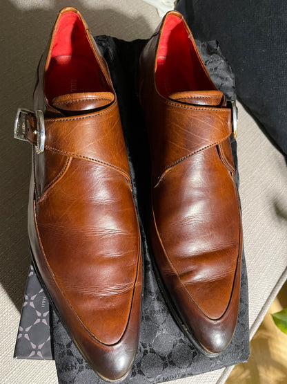 Chaussures en cuir élégantes avec boucle métallique.