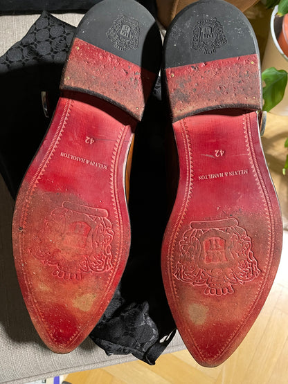 Chaussures en cuir élégantes avec boucle métallique.